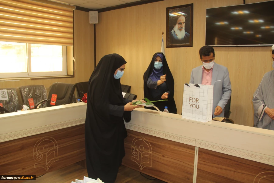 همزمان با ولادت با سعادت حضرت زهرا (س) آیین تجلیل از بانوان همکار دانشگاه فرهنگیان برگزار شد. 7