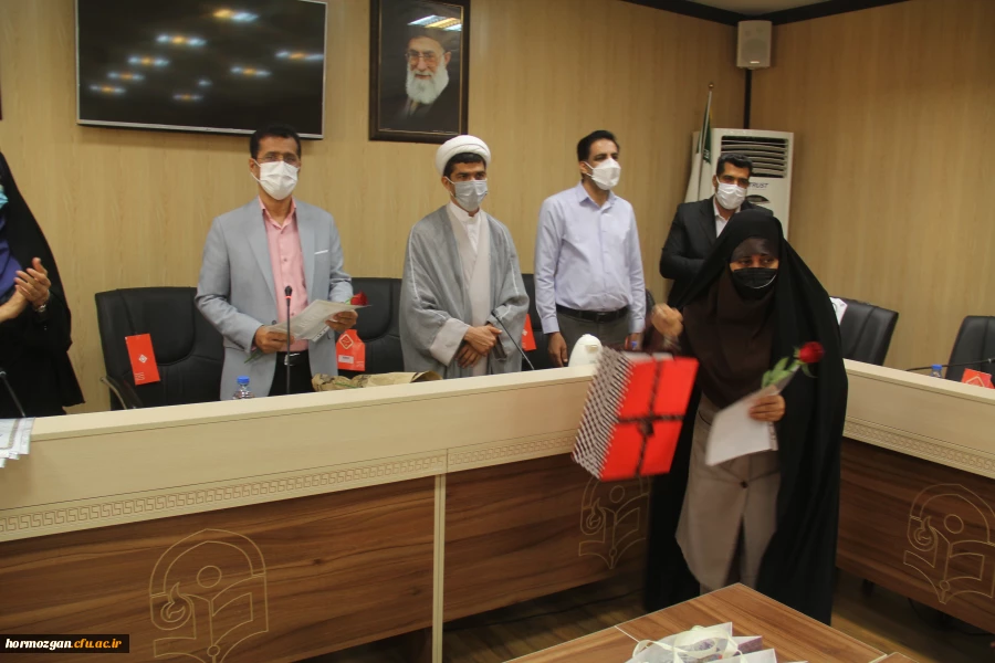 همزمان با ولادت با سعادت حضرت زهرا (س) آیین تجلیل از بانوان همکار دانشگاه فرهنگیان برگزار شد. 8