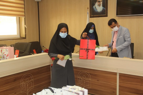 همزمان با ولادت با سعادت حضرت زهرا (س) آیین تجلیل از بانوان همکار دانشگاه فرهنگیان برگزار شد. 9