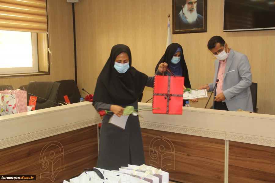 همزمان با ولادت با سعادت حضرت زهرا (س) آیین تجلیل از بانوان همکار دانشگاه فرهنگیان برگزار شد. 9