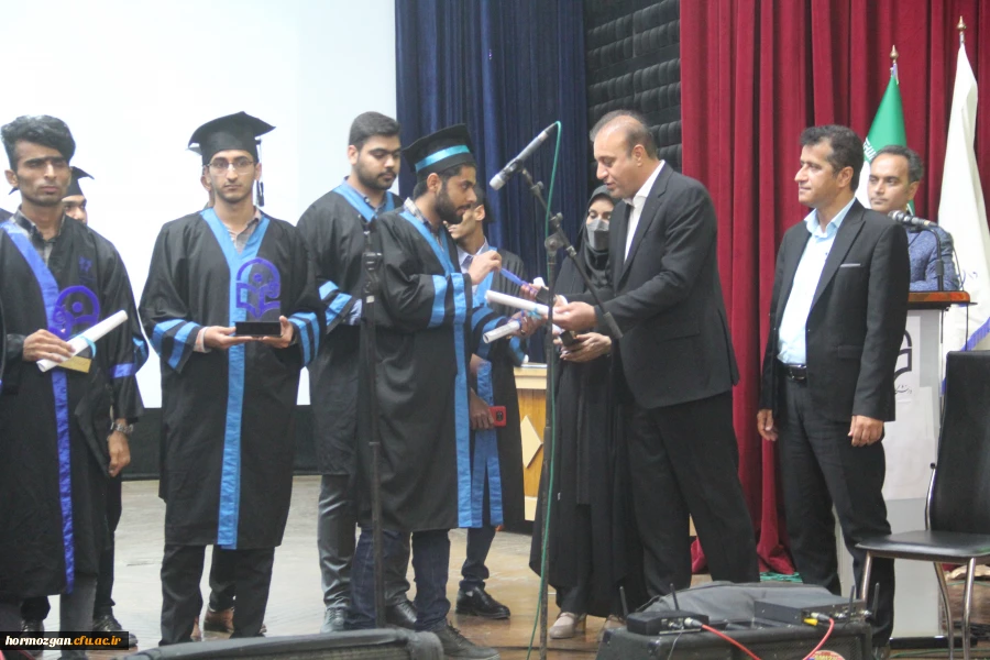 هفتمین آیین دانش آموختگی دانشجویان دانشگاه فرهنگیان هرمزگان برگزارشد. 4