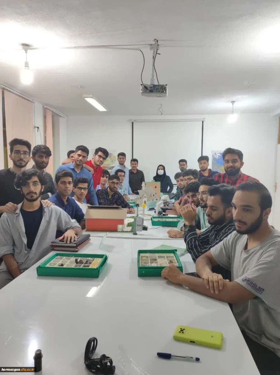 بازدید دانشجویان دانشگاه فرهنگیان شهید بهشتی بندرعباس از آزمایشگاه زمین شناسی پژوهش سرای ولایت ناحیه دو بندرعباس 2