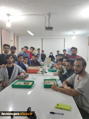 بازدید دانشجویان دانشگاه فرهنگیان شهید بهشتی بندرعباس از آزمایشگاه زمین شناسی پژوهش سرای ولایت ناحیه دو بندرعباس