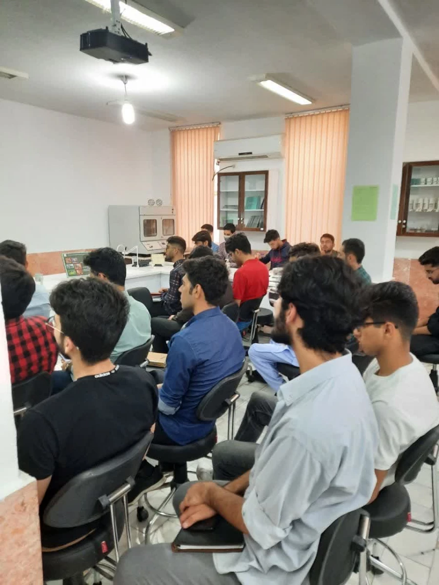 بازدید دانشجویان دانشگاه فرهنگیان شهید بهشتی بندرعباس از آزمایشگاه زمین شناسی پژوهش سرای ولایت ناحیه دو بندرعباس 4