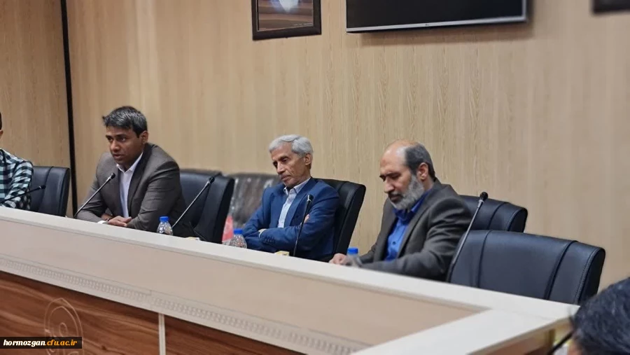 نشست دانشجویان رشته علوم تجربی با موضوع "بیان تجربیات و آشنایی با زندگی نامه پروفسور منوچهر وثوقی" 2