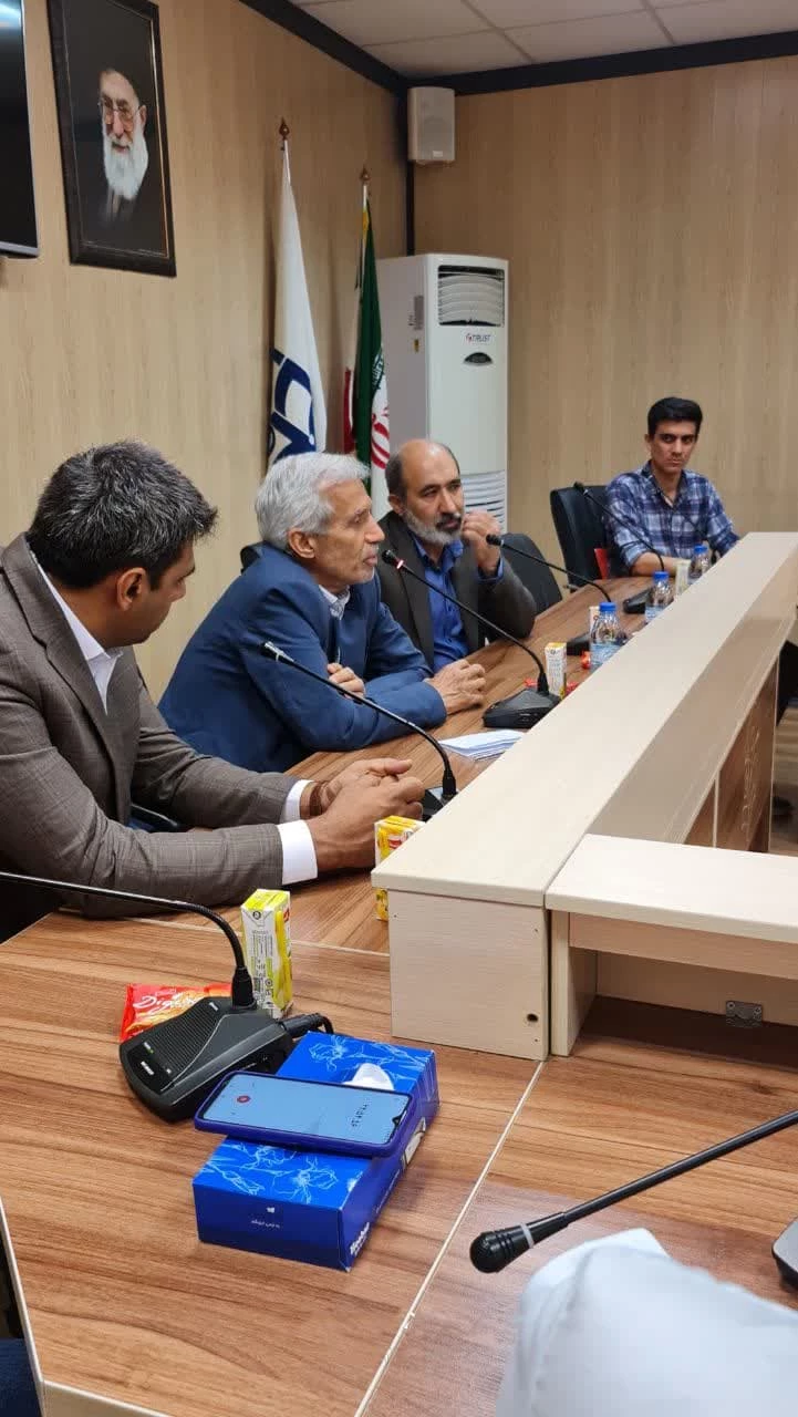 نشست دانشجویان رشته علوم تجربی با موضوع "بیان تجربیات و آشنایی با زندگی نامه پروفسور منوچهر وثوقی" 3