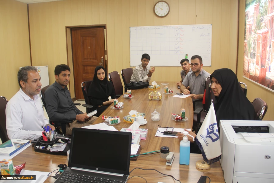 جلسه نقد و بررسی مرحله منطقه ای جشنواره تدریس برتر با حضور راه یافتگان به مرحله کشوری در دانشگاه فرهنگیان هرمزگان 4