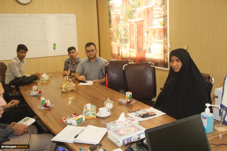 جلسه نقد و بررسی مرحله منطقه ای جشنواره تدریس برتر با حضور راه یافتگان به مرحله کشوری در دانشگاه فرهنگیان هرمزگان 5