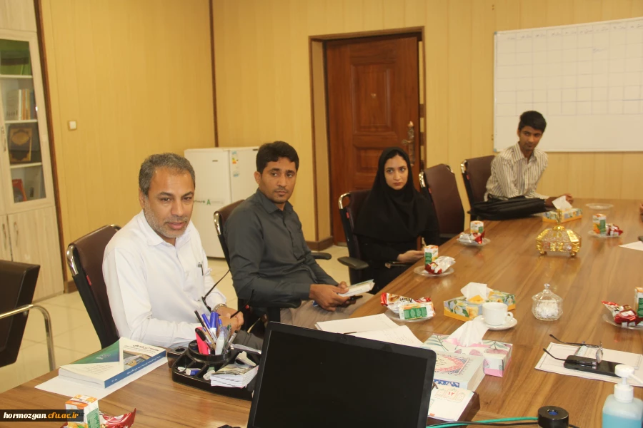 جلسه نقد و بررسی مرحله منطقه ای جشنواره تدریس برتر با حضور راه یافتگان به مرحله کشوری در دانشگاه فرهنگیان هرمزگان 6