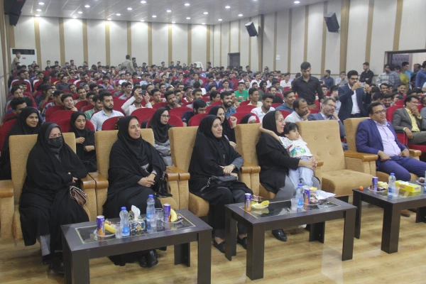 مراسم گرامیداشت ۱۶ آذر، روز دانشجو در پردیس شهید بهشتی بندرعباس برگزار گردید. 9