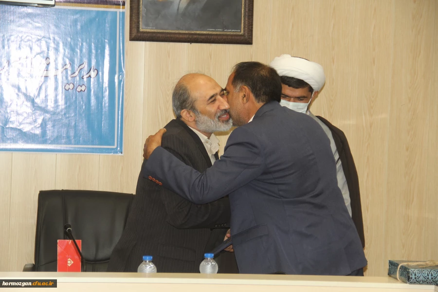 آیین تکریم و معارفه ریاست اداره حراست دانشگاه فرهنگیان هرمزگان با حضور دکتر میرزا زاده حسینی معاونت اداره کل حراست دانشگاه فرهنگیان و آقای مصلحی ریاست حراست اداره کل آموزش و پرورش استان هرمزگان 13