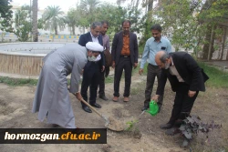 بمناسبت روز درختکاری با حضور مدیریت دانشگاه ، مسئولین و دانشجو معلمان دانشگاه فرهنگیان تعدادی نهال بصورت نمادین در محوطه پردیس شهید بهشتی دانشگاه فرهنگیان کاشته شد. 6