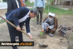 بمناسبت روز درختکاری با حضور مدیریت دانشگاه ، مسئولین و دانشجو معلمان دانشگاه فرهنگیان تعدادی نهال بصورت نمادین در محوطه پردیس شهید بهشتی دانشگاه فرهنگیان کاشته شد. 4