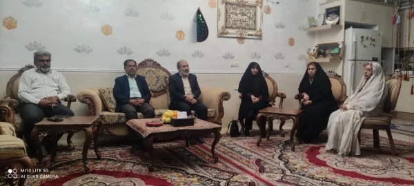 به مناسبت روز شهید، با حضور ریاست دانشگاه فرهنگیان هرمزگان ،معاونت و همکاران دانشگاه  با خانواده محترم شهید همت الله شمسایی دیدار کردند. 2