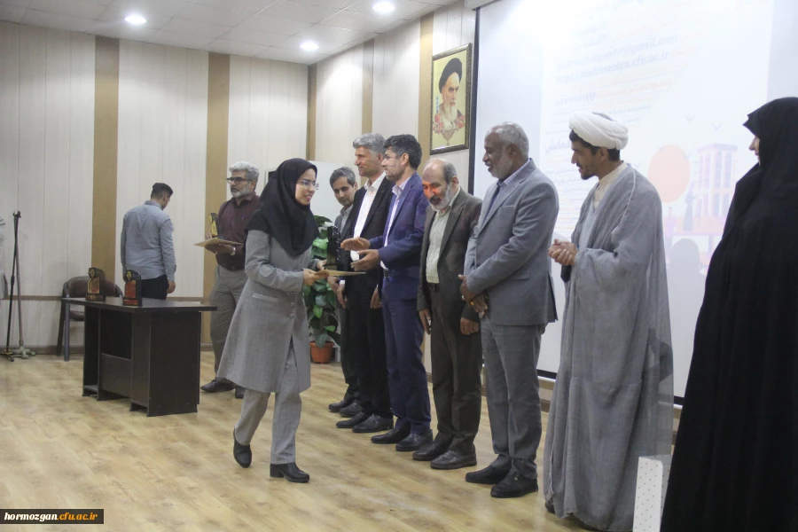 آیین اختتامیه اولین همایش ملی مدرسه الگو در محل پردیس شهید بهشتی  ( دانشگاه فرهنگیان هرمزگان ) برگزار گردید. 2