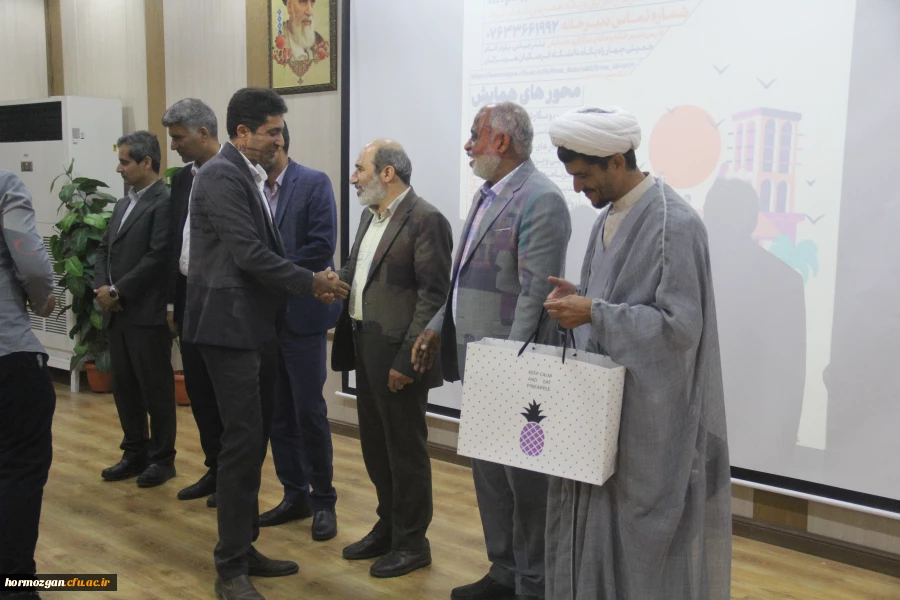 آیین اختتامیه اولین همایش ملی مدرسه الگو در محل پردیس شهید بهشتی  ( دانشگاه فرهنگیان هرمزگان ) برگزار گردید. 2