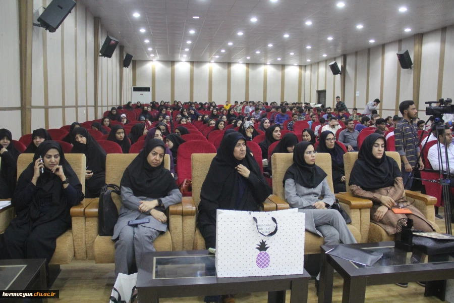 آیین اختتامیه اولین همایش ملی مدرسه الگو در محل پردیس شهید بهشتی  ( دانشگاه فرهنگیان هرمزگان ) برگزار گردید. 2