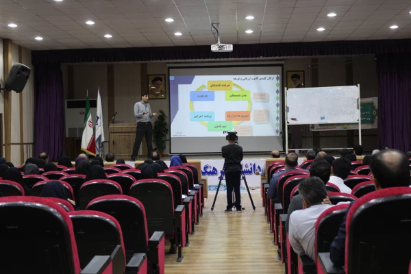 برگزاری اولین دوره توانمند سازی تربیت ارزیاب حرفه ای با حضور مدرس کشوری این دوره ، دکتر ایازی و مشارکت استادان و مدرسان دانشگاه فرهنگیان هرمزگان در سالن اجتماعات پردیس شهید بهشتی این دانشگاه . 2