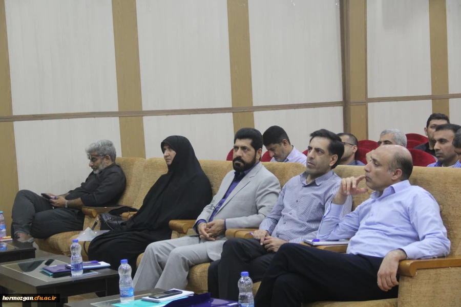 برگزاری اولین دوره توانمند سازی تربیت ارزیاب حرفه ای با حضور مدرس کشوری این دوره ، دکتر ایازی و مشارکت استادان و مدرسان دانشگاه فرهنگیان هرمزگان در سالن اجتماعات پردیس شهید بهشتی این دانشگاه . 4