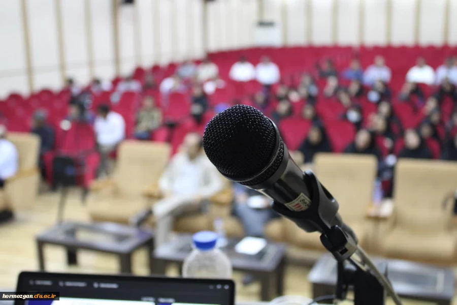 برگزاری اولین دوره توانمند سازی تربیت ارزیاب حرفه ای با حضور مدرس کشوری این دوره ، دکتر ایازی و مشارکت استادان و مدرسان دانشگاه فرهنگیان هرمزگان در سالن اجتماعات پردیس شهید بهشتی این دانشگاه . 11