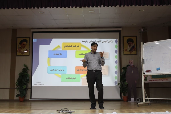 برگزاری اولین دوره توانمند سازی تربیت ارزیاب حرفه ای با حضور مدرس کشوری این دوره ، دکتر ایازی و مشارکت استادان و مدرسان دانشگاه فرهنگیان هرمزگان در سالن اجتماعات پردیس شهید بهشتی این دانشگاه . 8