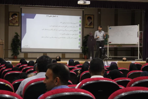 برگزاری اولین دوره توانمند سازی تربیت ارزیاب حرفه ای با حضور مدرس کشوری این دوره ، دکتر ایازی و مشارکت استادان و مدرسان دانشگاه فرهنگیان هرمزگان در سالن اجتماعات پردیس شهید بهشتی این دانشگاه . 9