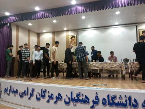 حضور پر شور دانشجومعلمان هرمزگان برای شرکت در انتخابات، در اولین ساعات شروع رأی گیری، پای صندوق 3