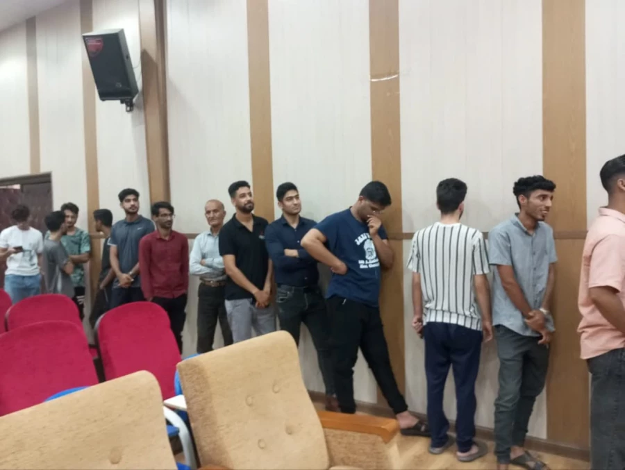 حضور پر شور دانشجومعلمان هرمزگان برای شرکت در انتخابات، در اولین ساعات شروع رأی گیری، پای صندوق 4