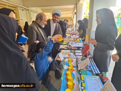 برپایی نمایشگاه دست سازه های ابتکاری دانشجومعلمان پردیس فاطمه الزهرا (س) دانشگاه فرهنگیان هرمزگان، برای آموزش بهتر ریاضی، به مناسبت هفته پژوهش