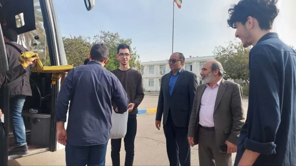  بدرقه دانشجومعلمان پردیس شهید بهشتی بندرعباس برای اعزام به اردوی راهیان نور 3