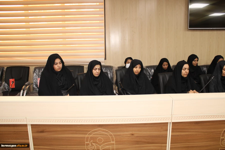 نشست صمیمانه مدیریت امور پردیس های دانشگاه فرهنگیان هرمزگان  با همکاران  در روزهای پایانی سال 1403  12