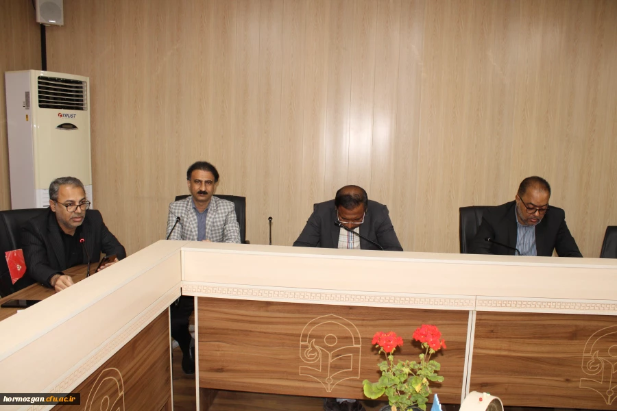 نشست صمیمانه مدیریت امور پردیس های دانشگاه فرهنگیان هرمزگان  با همکاران  در روزهای پایانی سال 1403  16