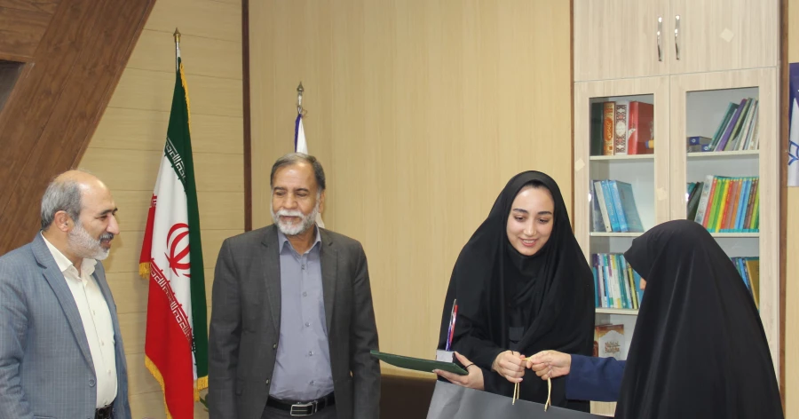 تجلیل از دانشجو معلم سرکار خانم فاطمه طالبی  3