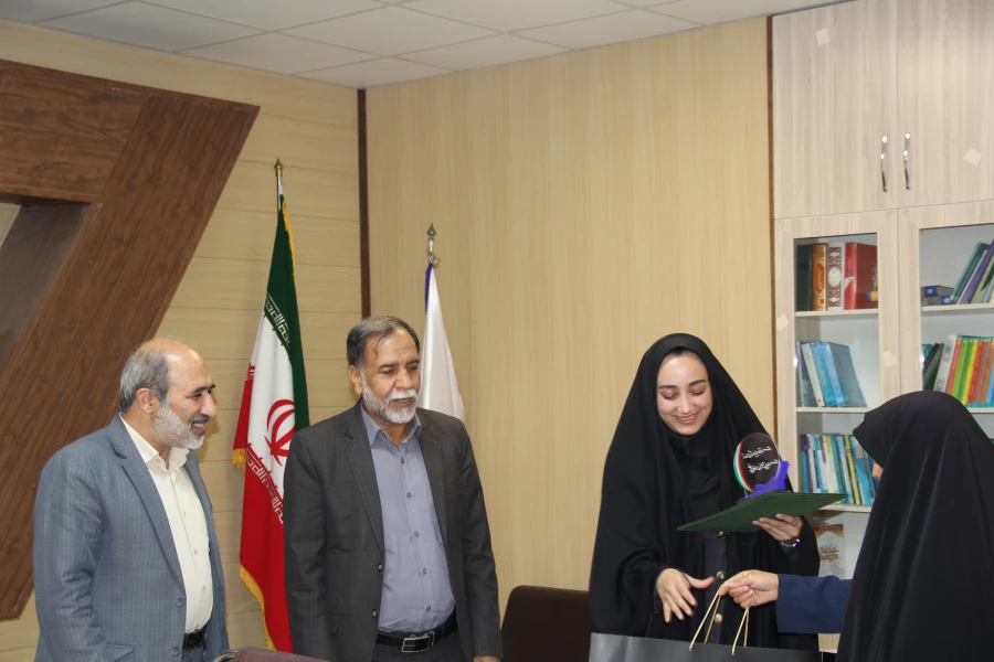 تجلیل از دانشجو معلم سرکار خانم فاطمه طالبی  5