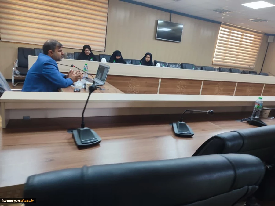 نشست تبیینی حضوری- مجازی با عنوان: «تحلیل مسائل روز» جنگ تحمیلی 12 روزه و پیامدهای آن و تبیین شبهات  2