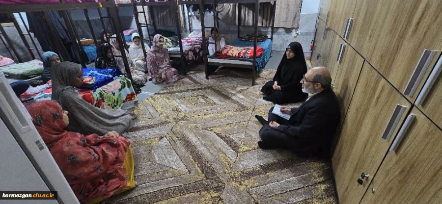  بازدید سرپرست دانشگاه فرهنگیان هرمزگان از خوابگاههای پردیس فاطمه الزهرا و زینب کبری و پیگیری مسایل و مشکلات آنها 3