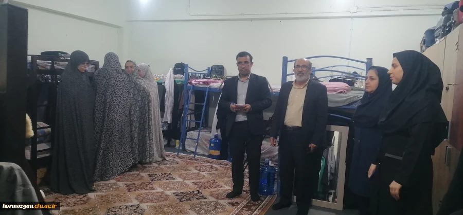  بازدید سرپرست دانشگاه فرهنگیان هرمزگان از خوابگاههای پردیس فاطمه الزهرا و زینب کبری و پیگیری مسایل و مشکلات آنها 2