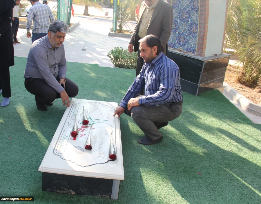 عطرافشانی از مزار شهید گمنام  10