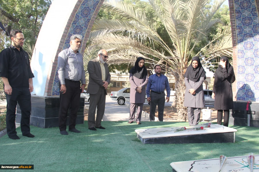 عطرافشانی از مزار شهید گمنام  13