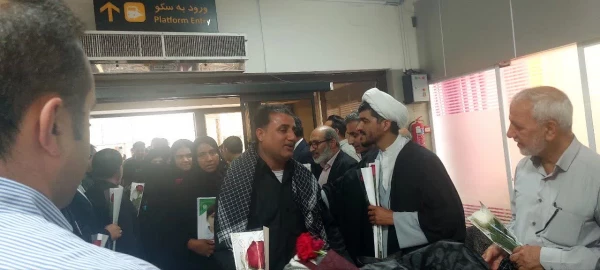   استقبال مدیران دانشگاه فرهنگیان هرمزگان از کاروان خانواده های شهدای مدرسه شجره طیبه میناب در مشهد مقدس  2