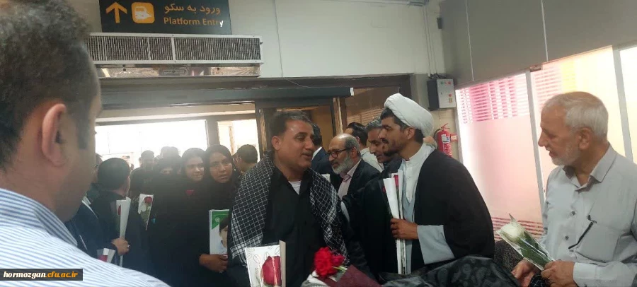   استقبال مدیران دانشگاه فرهنگیان هرمزگان از کاروان خانواده های شهدای مدرسه شجره طیبه میناب در مشهد مقدس  2